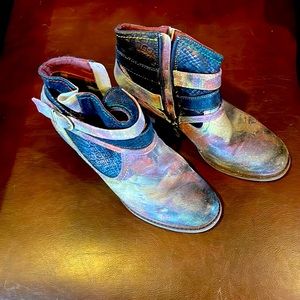 L’Artiste zipper bootie. Navy. Size 39